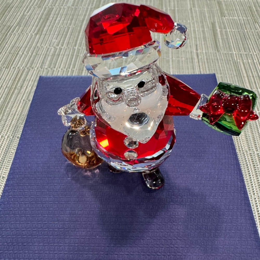 NEW with BOX!  Swarovski Santa with Gift Bag figurine.